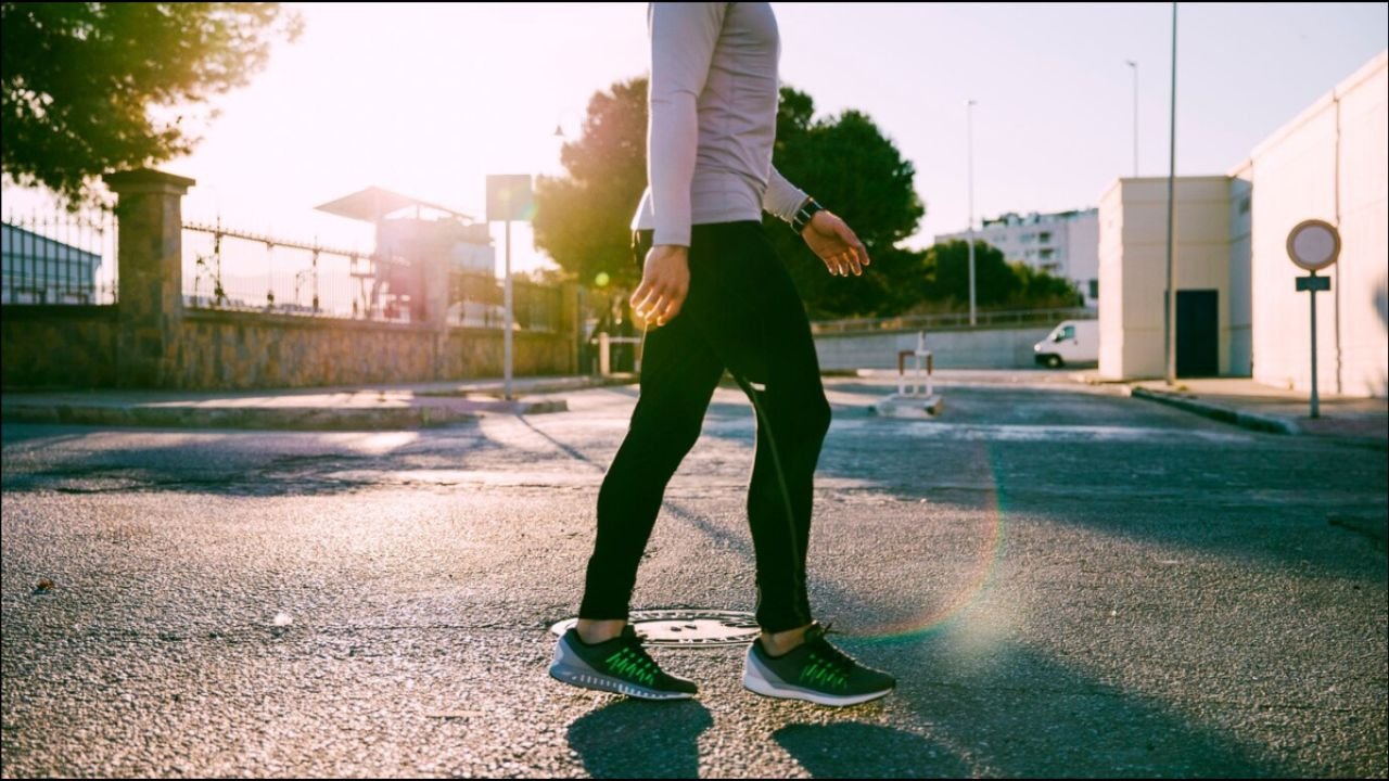 Reverse Walking से जोड़ों और घुटनों पर दबाव कम करें, जानें इसके लाभ