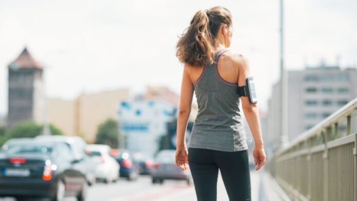 Reverse Walking से जोड़ों और घुटनों पर दबाव कम करें, जानें इसके लाभ